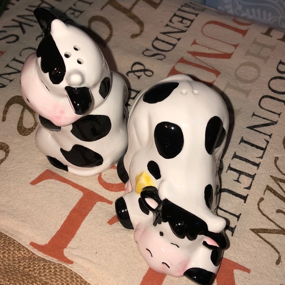 ❌SOLD❌ Cow Salt/Pepper Shaker Set - Picture 2 of 2